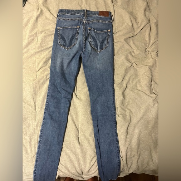 Hollister high-rise super skinny ripped jeans. Waist: 24 Length: 30 - Picture 3 of 3